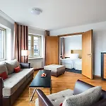 Main Plaza Tower מלון 4*