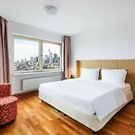 Main Plaza Tower מלון 4*
